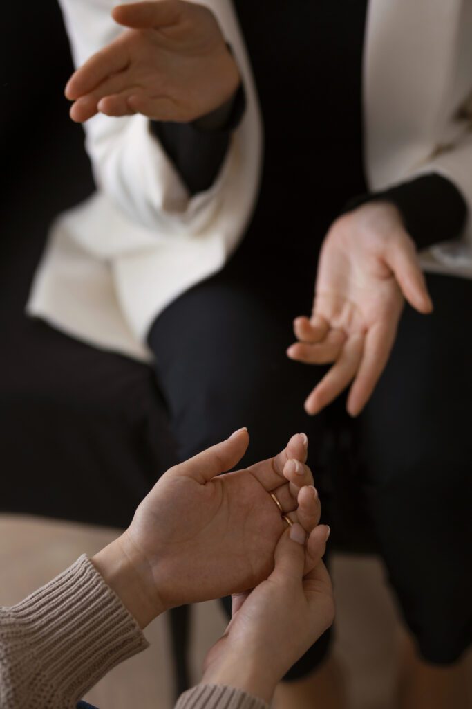 terapeuta-de-alto-angulo-y-paciente-charlando